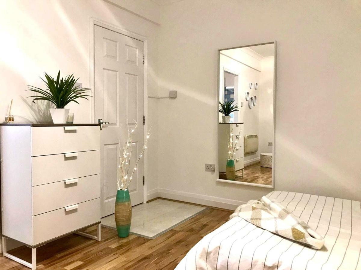 Modern Boutique Studio Apartment Борнмут Экстерьер фото