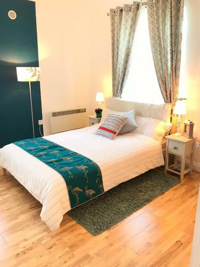Modern Boutique Studio Apartment Борнмут Экстерьер фото